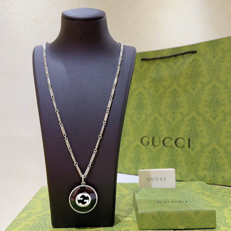 G*u*i necklaces